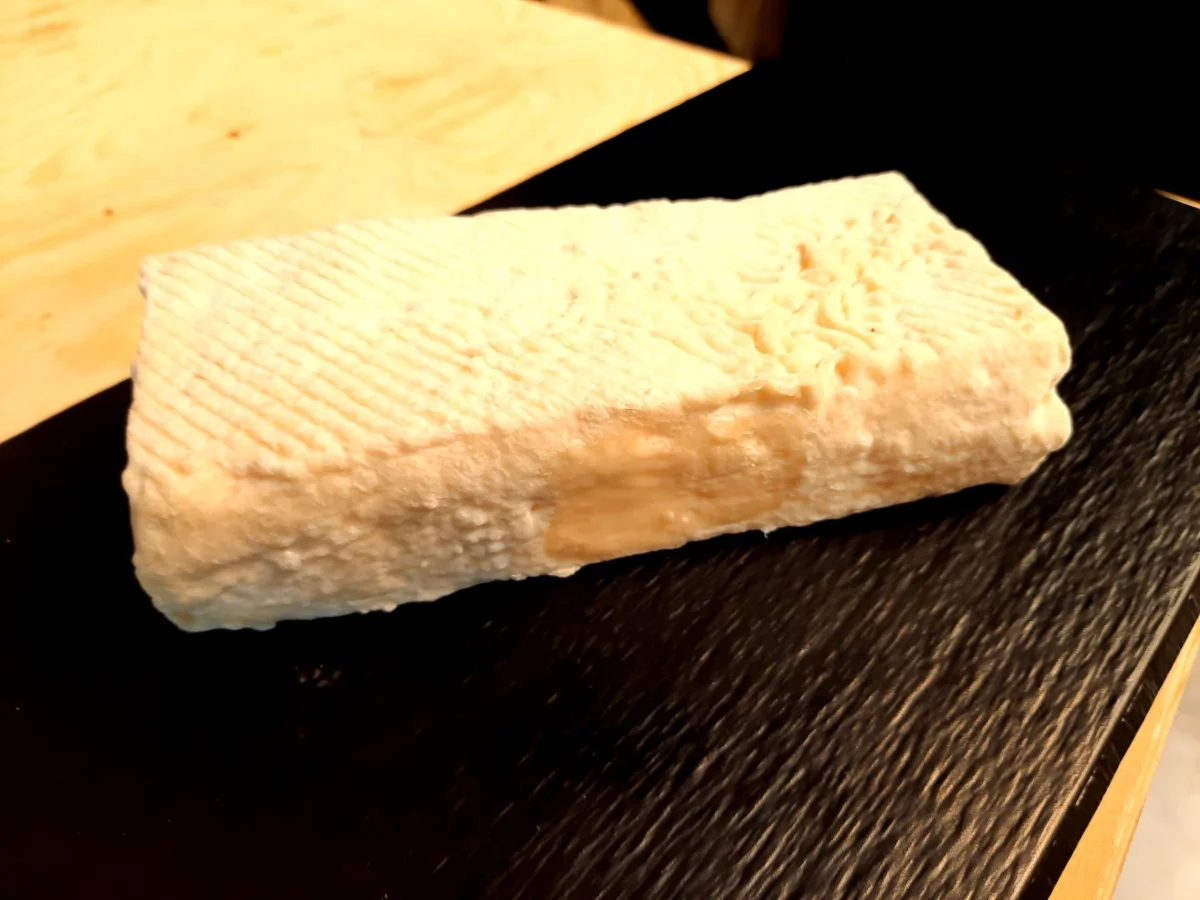 Chèvre brique affinée / Chèvrerie Fréhel - Vins Rouges Harmonieux pour Chaque Occasion Club des Dégustateurs de Grands Vins: Chardonnay, Réserve de la Chèvre  Noire, Boisseaux-Estivant, Bourgogne, 2018, France